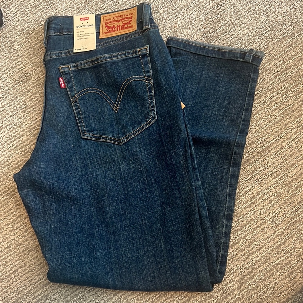 Size 29 boyfriend Levi jeans.